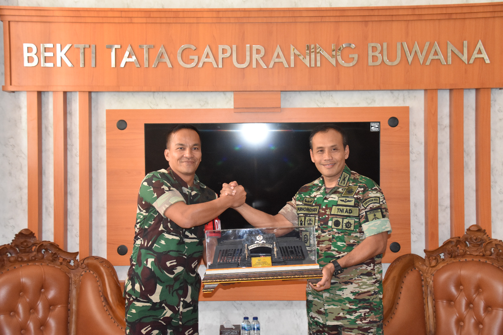 Korem 073/Makutarama Dapat Cendera Mata Dari Danyon Taruna Tk. III/Madya Akademi Militer 